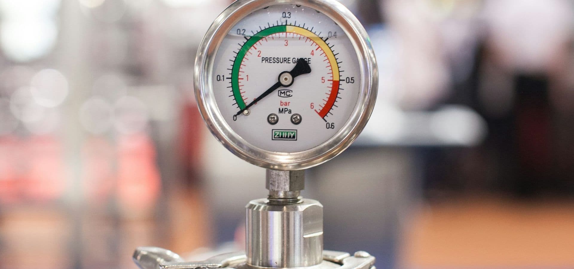Manometer i rostfritt utförande monterad på processutrustning