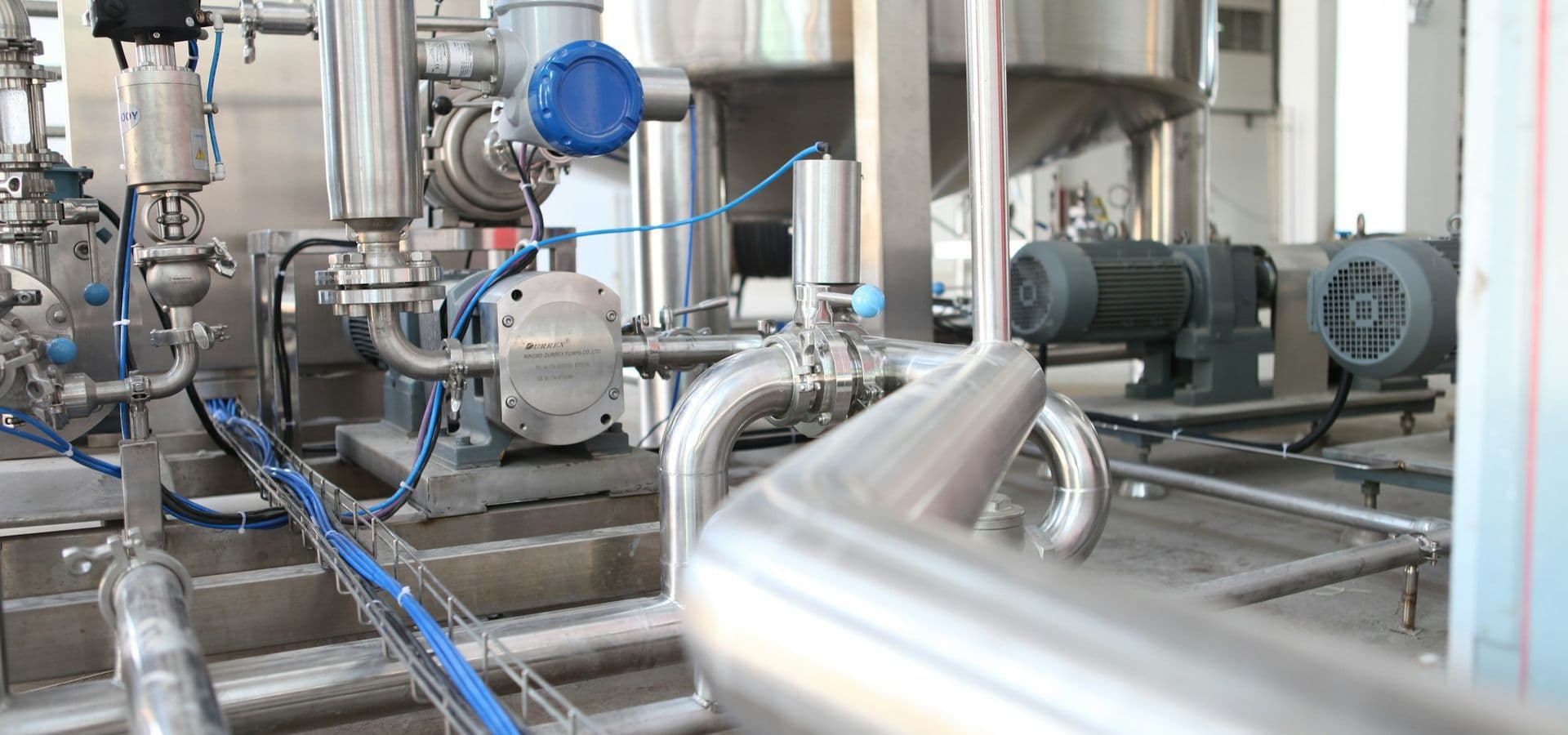 Rörsystem, ventiler och instrument i en industriell tryckluftsanläggning
